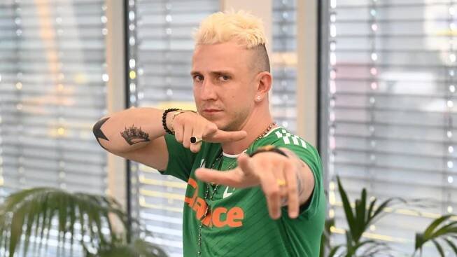 Jakub Štáfek se vrací jako kultovní fotbalista Lavi: Jsem zase za blonďatého troubu, rodina si musí zvykat – Lifee.cz