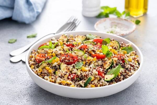 Teplý quinoa salát se zeleninou a bylinkami