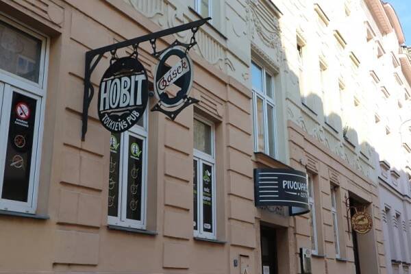 Pivovarský dům s minipivovarem Qásek a hospůdkami Hobit a U Skákavého poníka