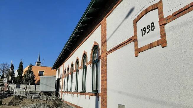 Dělnický dům z roku 1908 v Albrechticích po rekonstrukci, v sále přibyl balkon!