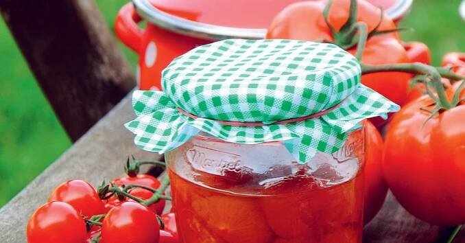 Sterilovaná rajčata ve vlastní šťávě – jednoduchý postup, jak zpracovat úrodu na zimu