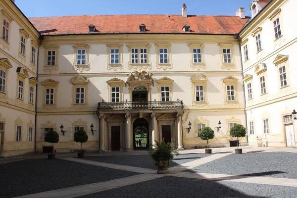 Zámek Valtice - otevírací doba, akce, ubytování, prohlídky, vstupné, foto, počasí