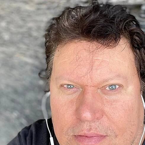 Timo Tolkki vypadá, že ho problémy jeho manželky moc nezajímají.