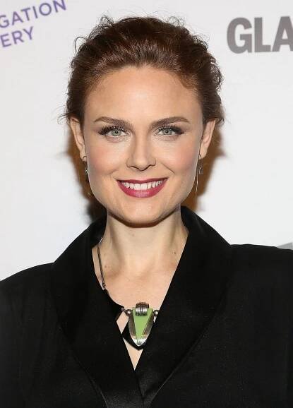 Kam se poděla kráska ze seriálu Sběratelé kostí? Emily Deschanel na letišti splynula s davem