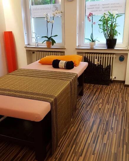 Massageliege in einem hellen freundlichen Raum