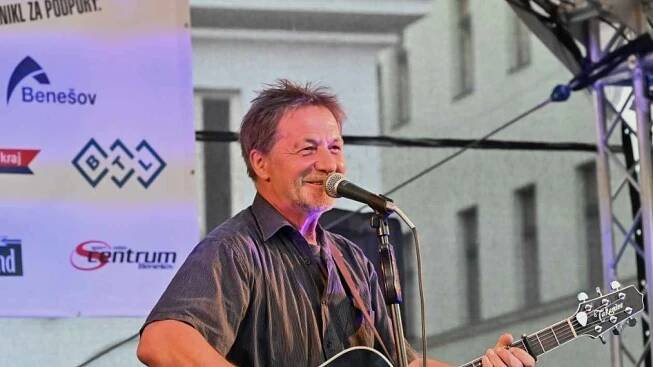 OBRAZEM: Štěpán Kojan potěšil fanoušky mixem písniček Keksu a své sólové tvorby