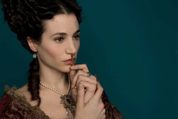 Elisa Lasowski - Versailles - Promo