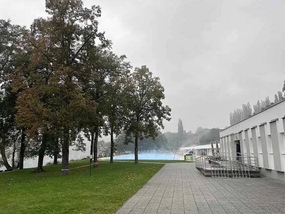 Mimosezonní provoz na koupališti v Brné nabízí termální vodu v rekreačním bazénu a novou finskou saunu.