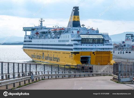 Stáhnout - Golfo Aranci - Sardinien - Italien - 02-24-2025: Mega Smeralda trajekt z Korsiky Sardinie Trajekty zakotvil na Golfo Aranci, ukazuje žlutý trup a lodní lávku přístup na zadní straně levoboku. — Stock obrázek