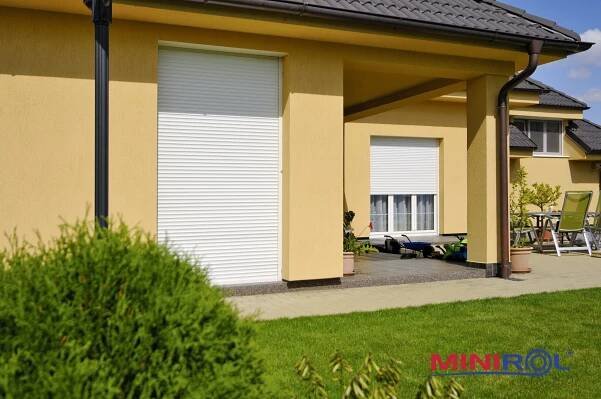 SCREENOVÉ ROLETY, PŘEDOKENNÍ ROLY A SÍTĚ PROTI HMYZU – 4 Seasons garden