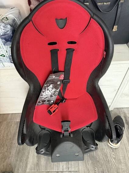 Recenze HAMAX Cyklosedačka s uzamykatelnym zámkem Kiss black/red | Alza.cz 