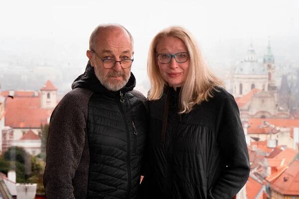 Dívenka na trampolíně. Švandovo divadlo chystá hru inspirovanou osudy Zdeny Salivarové a Josefa Škvoreckého - Mediatraining