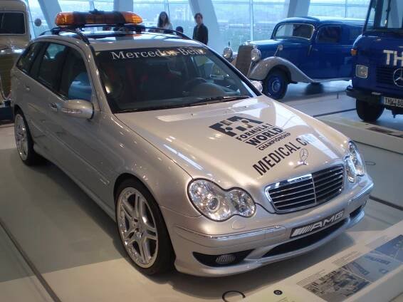 Papamobil, auto z filmu o dinosaurech i legendární tříkolka, na které se uskutečnil první výlet v historii automobilismu! Co nabízí muzeum Mercedes-Benz a na kolik vyjde vstupné?