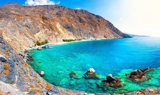 Glyka Nera beach (sladké vody nebo sladké vody). Pohled na vzdálený a slavné sladké vody pláže v Jižní Kréta, s jeho jedinečné hospodě na skále v moři. Je to nudistická pláž. — Stock obrázek