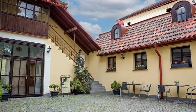 Vinárna Vikárka combines cozy accommodation and a charming wine bar in a quiet courtyard of the historic House of Karel Hynek Mácha, right in the heart of Litoměřice. Enjoy a peaceful stay in a beautifully restored apartment with views of the courtyard and town square — ideal for your morning coffee or evening glass of wine. Our check-in is fully contactless, and all major sights are just a short walk away. Experience the unique atmosphere where history meets modern comfort.