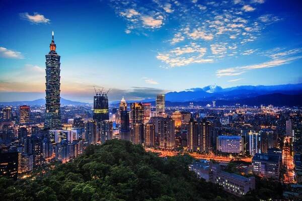 Krásný západ slunce na siluetu města Taipei, Tchaj-wan — Stock obrázek