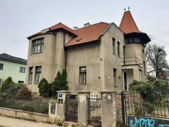 Strašnice: čtvrť vil slavných herců a luxusního bungalovu, z něhož prchl Karel Gott