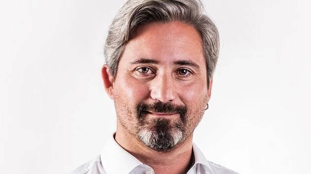 Jako na houpačce. Jméno poslance Bartoně se při sčítání objevovalo a zase mizelo