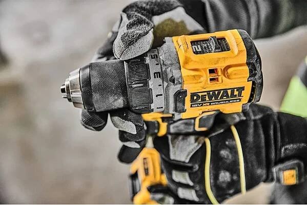 DeWalt DCD800H2T aku bezuhlíková vrtačka 18V/2*5Ah PowerStack, 90Nm, kufr T Další informace druhá baterie je součástí balení podsvícení regulace točivého momentu přepravní box v ceně