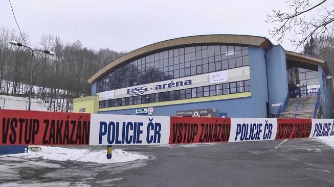 Protitanková mina na zimním stadionu. Evakuovali stovku dětí
