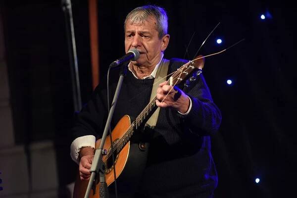OBRAZEM: Kolínskou oslavu 17. listopadu doprovodil písničkář Pavel Dobeš