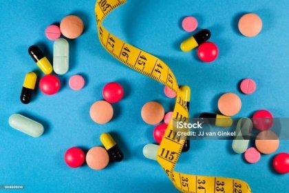 Páska měření s hubnutí léky na modré - Bez autorských poplatků Dieta Stock fotka