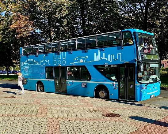 Ostravský doubledecker stojící na zastávce Francouzská v Porubě.