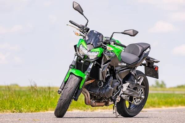 Vstřícná motorka pro všechny a na každý den. Lehkou a relativně levnou univerzální Kawasaki zvládnou i začátečníci!