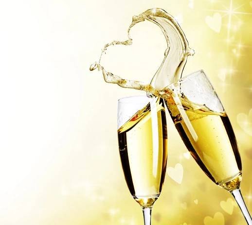 Dvě sklenice šampaňského s abstraktním cákáním srdce — Stock fotografie