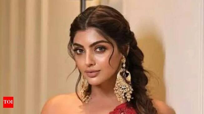 Exclusive - Akanksha Puri recalls her struggling phase during the initial days of her acting career; says, “This industry tests your patience”