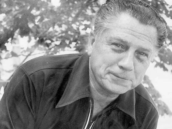 V roce 1933 ho jako placeného organizátora najímá svaz Teamsters. Dva roky...