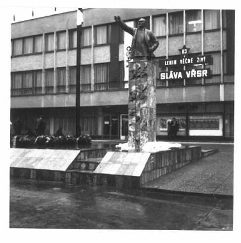 Pomník V. I. Lenina před kyjovským domem kultury v době svého odhalení. Dnes jeho torzo slouží jako výstavní artefakt. 