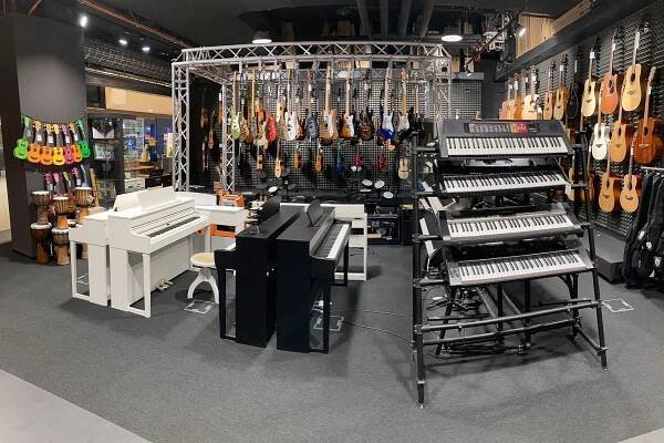 Hudební nástroje a příslušenství v showroomu hudebnin Muziker Liberec.