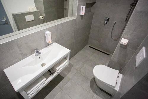 Koupelna v ubytování Hotel CHODOV ASC