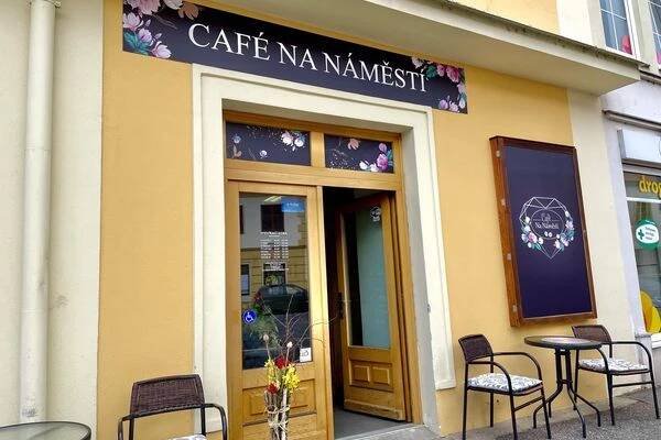Cafe na náměstí foto 1