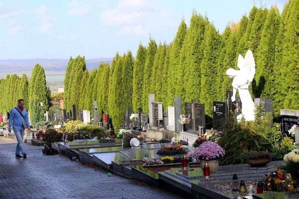 Policisté na Slovácku zpřísňují dozor nad hřbitovy