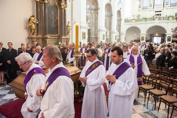Pohřeb otec Jan Kabeláč 2015 | Farnost Brno - Židenice u kostela sv. Cyrila a Metoděje