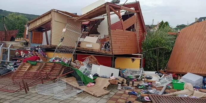 Tornádo na Slovensku. Živel zničil koupaliště Podhájska, škody jsou obrovské