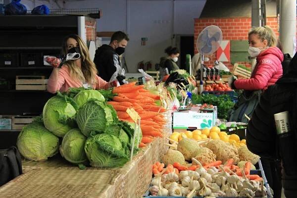 Farmáři už mohou prodávat v tržnici: Bojíme se, aby nás zase nezavřeli