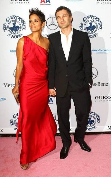 Halle Berry se bude potřetí vdávat, zasnoubila se s bývalou láskou Kylie Minogue