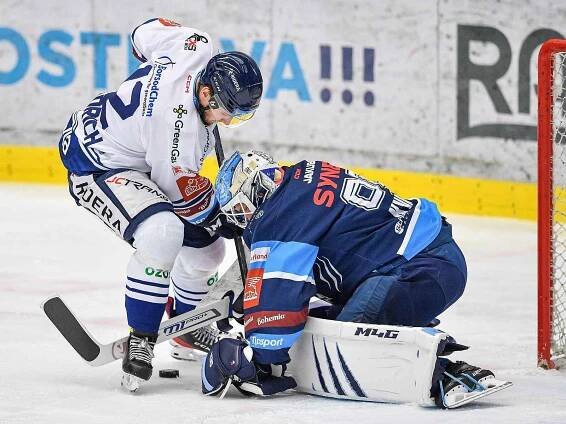 Utkání 39. kola hokejové extraligy: HC Vítkovice Ridera - Bílí Tygři Liberec, 20. ledna 2023, Ostrava. (zleva) Petr Fridrich z Vítkovic a brankář Liberce Petr Kváča.