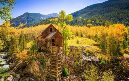 podzimní krajina, colorado, горы Аспен деревья, золотисто-желтые листья, borový les, Dřevěný dům
