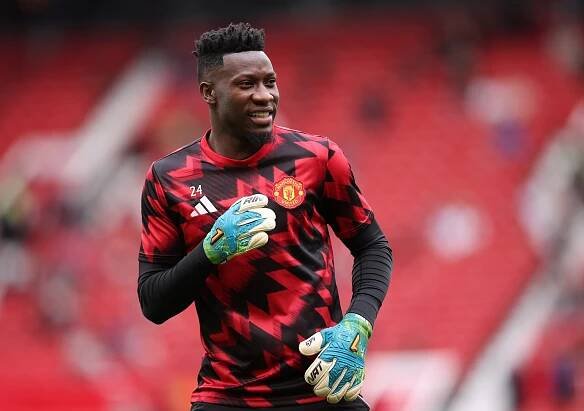 Andre Onana appears to be staying at Manchester United despite their new signing