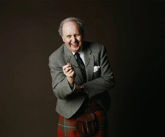 Alexander McCall Smith Biography - Facts, Childhood, Family Life & Achievements