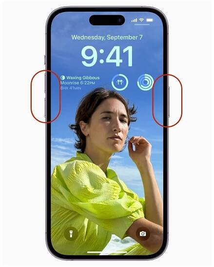 iPhone 14 Pro s iOS 16 s červeně zakroužkovaným tlačítkem hlasitosti a bočním tlačítkem