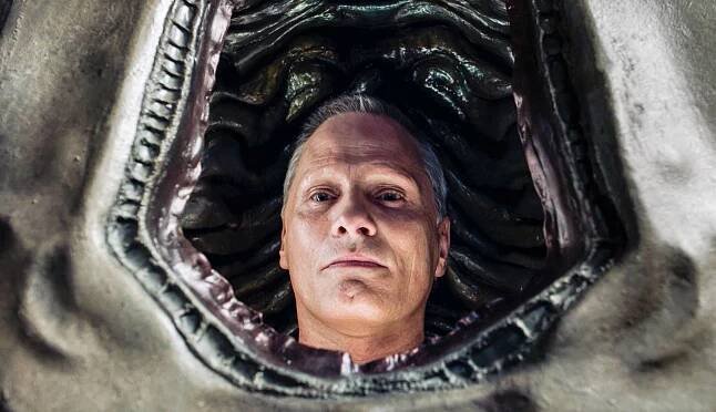 Chirurgie je nový sex. V Cronenbergově sci-fi filmu lidem rostou nové orgány