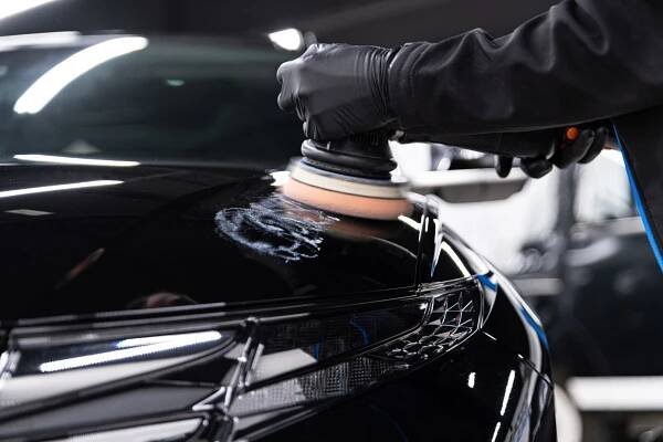 muž pracovník auto detailing studio odstraňování škrábanců na laku auta - údržba vozu - stock snímky, obrázky a fotky