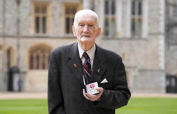 Second World War veteran known as ‘the Poppy Man’ made an MBE | The Standard