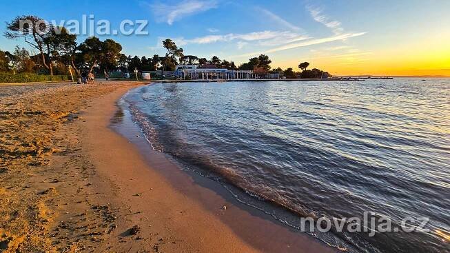 Zadar - písečná pláž v části Borik, Chorvatsko