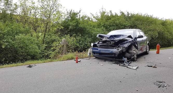 Čelní střet dvou aut na silnici z Třemošnice do Běstviny.